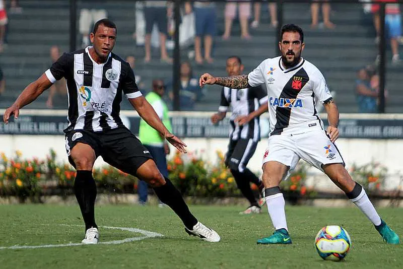 Escudero marca primeiro gol com camisa do Vasco durante a vitória de virada sobre o Resende