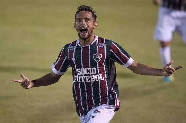 Scarpa marcou o terceiro gol e sacramentou a vitória do Flu