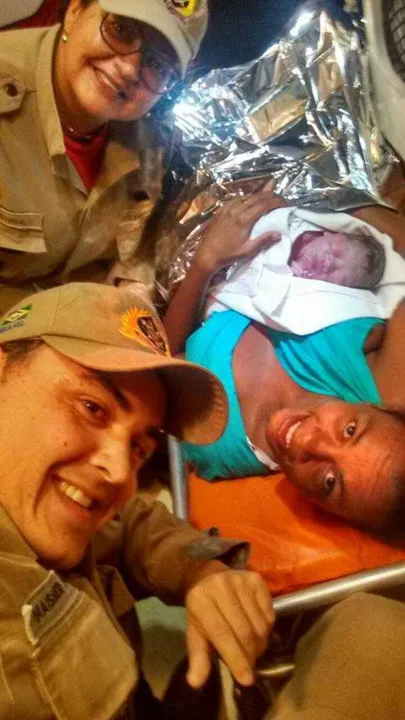 Thaís foi atendida dentro de ambulância, de madrugada
