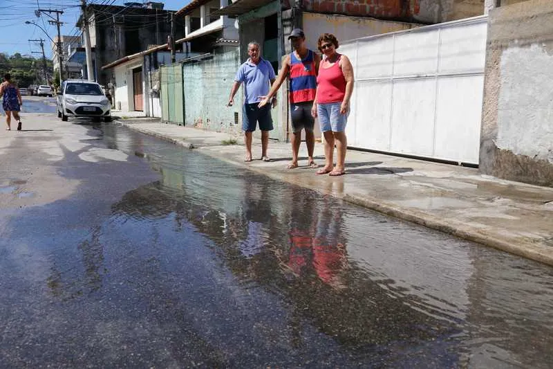 Água limpa sai das tubulações e deixa rua com poças d’água enquanto as torneiras estão secas