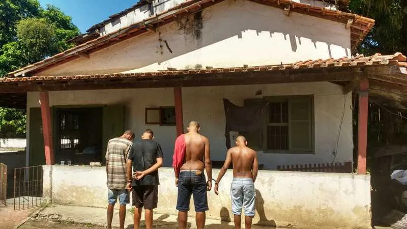 Grupo foi flagrado dentro de um imóvel que pertencia à vítima