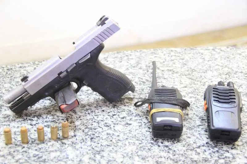 Na ação, policiais militares apreenderam pistola e ‘radinhos’
