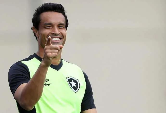O meia Dudu Cearense voltou a ser relacionado pelo treinador