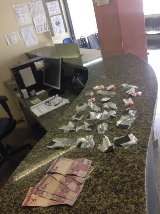 Homem tentou se desfazer das drogas para não ser preso