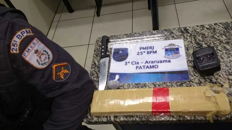  Também em Araruama, suspeito de envolvimento com o tráfico foi preso com um quilo de maconha