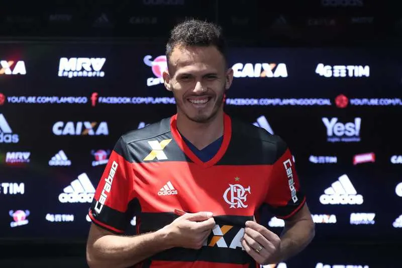 O lateral-esquerdo Renê chegou para vestir a camisa 6 do Fla