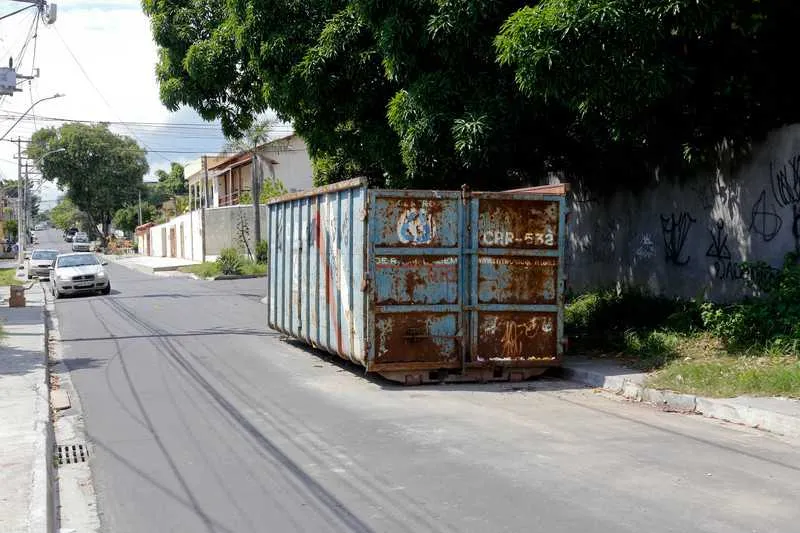 Container foi deixado por dono de ferro velho na Rua Guarapari e atrapalha os moradores