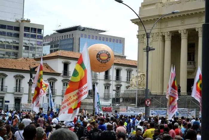 Funcionários públicos fizeram protesto em frente a Alerj ontem