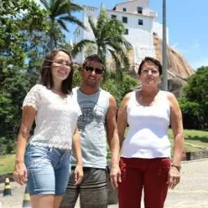 Moradora de Itapatinga (MG), dona de casa Maria Lúcia Ferreira (de óculos) veio com os filhos até Guarapari para passar férias