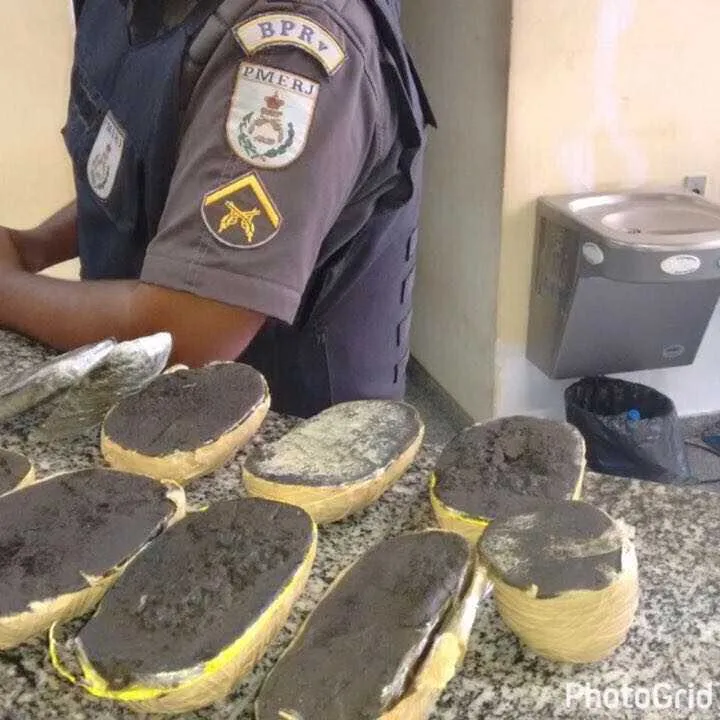 Drogas estavam escondidas dentro de uma sacola, no porta-malas do carro