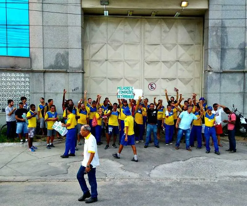 Os trabalhadores realizaram protesto ontem em frente ao Centro de Distribuição do Colubandê