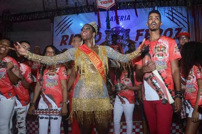 O São Gonçalo Shopping preparou uma programação especial para o Carnaval 2017. A folia tem início hoje, com a presença da bateria da Unidos do Porto da Pedra, tradicional de São Gonçalo, que fará um esquenta na Praça de Alimentação. O show, marcado para as 19h, vai contar também com o sorteio de fantasias para desfilar na Sapucaí. O shopping fica na Avenida São Gonçalo 100, Boa Vista, telefone 3513-7200.