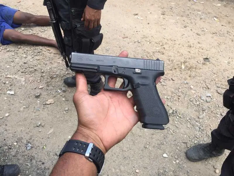 Com o suspeito, militares encontraram uma pistola de drogas