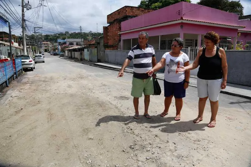 Moradores cobram reposição do pavimento que foi danificado
