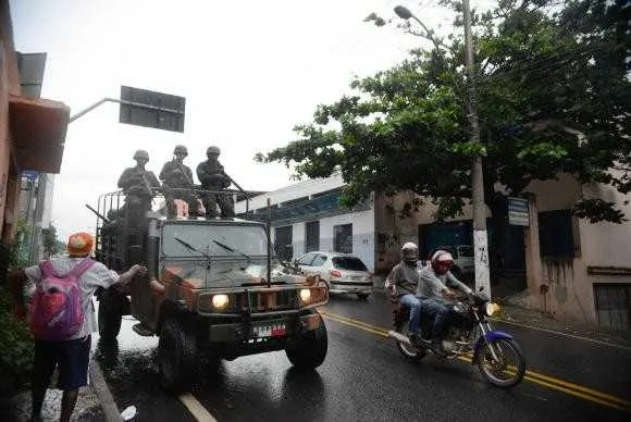 Soldados do Exército fazem a segurança das ruas e dos terminais rodoviários vazios em Vila Velha, na região metropolitana de Vitória 