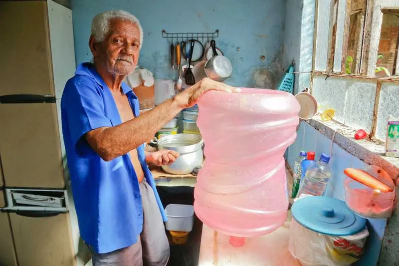 Adílio, 74, mora sozinho e conta com a solidariedade de vizinhos