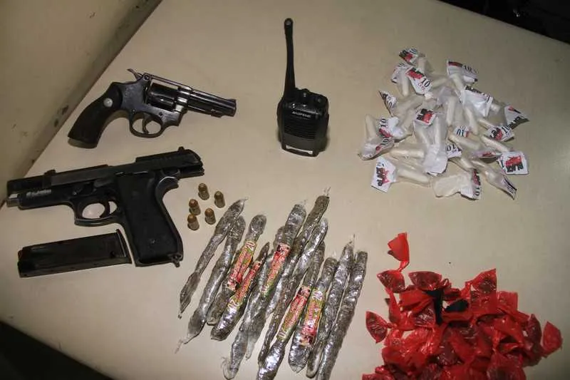 Armas  e drogas foram apreendidas 