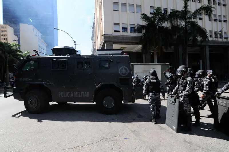 Policiais permaneceram nas ruas do Centro até a noite, quando discussão começou na Alerj