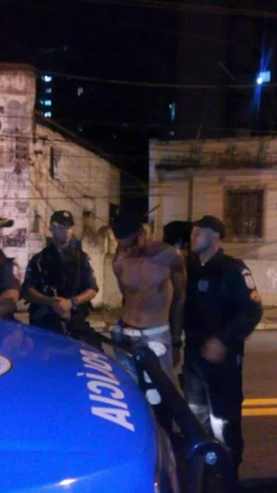 Homens roubaram veículo momentos antes de furar blitz da Pm