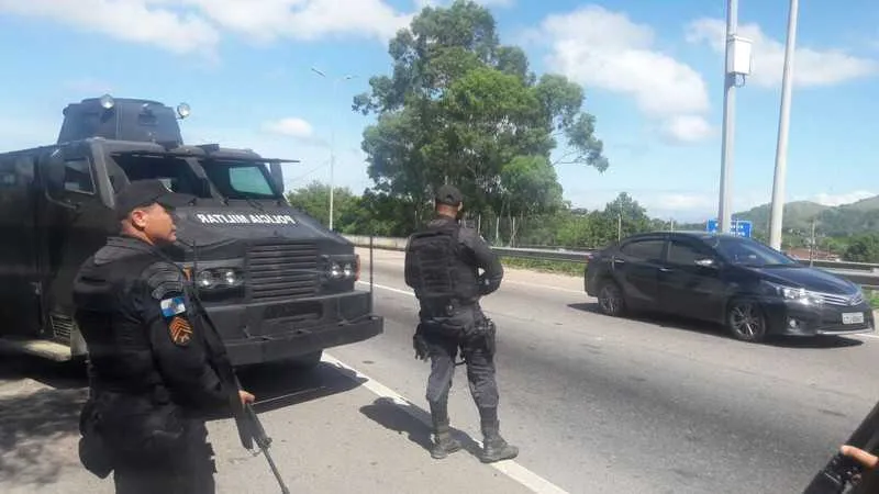 Agentes da polícia militar reforçaram o patrulhamento na via após o caso
