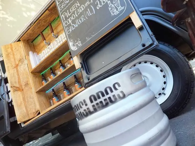 A cervejaria gonçalense Dois Lados deixa sua marca registrada em dois eventos em São Gonçalo, neste fim de semana. Hoje, a partir das 19h, é a vez de plugar o chope Agora ou Nunca, no evento "Loucos por Cerveja", no The Souzas Cervejas e Gourmet (Avenida Paula Lemos, 17, Mutuá), que terá show de folk irlandês com a banda Tailten, além de sorteios de brindes da cervejaria.
