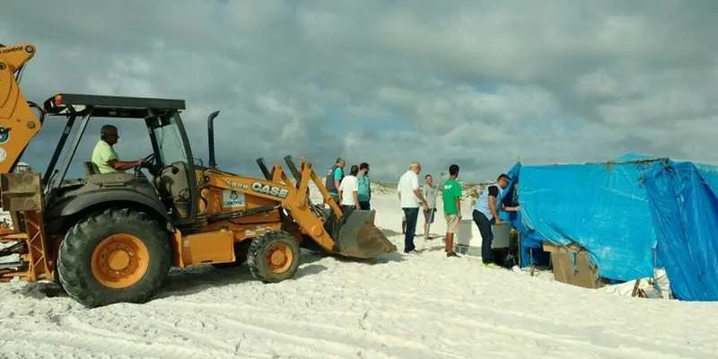 Choque de Ordem ocorreu na Praia das Dunas, onde os fiscais encontraram ocupação ilegal