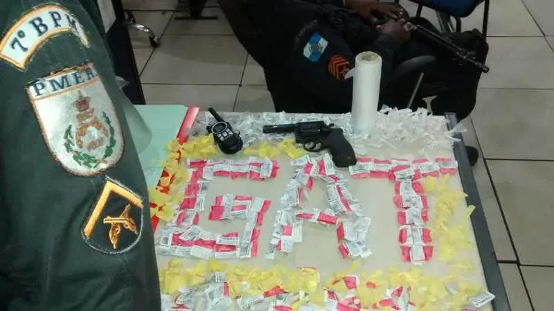 Na ação, PMs apreenderam uma arma, drogas e ‘radinho’