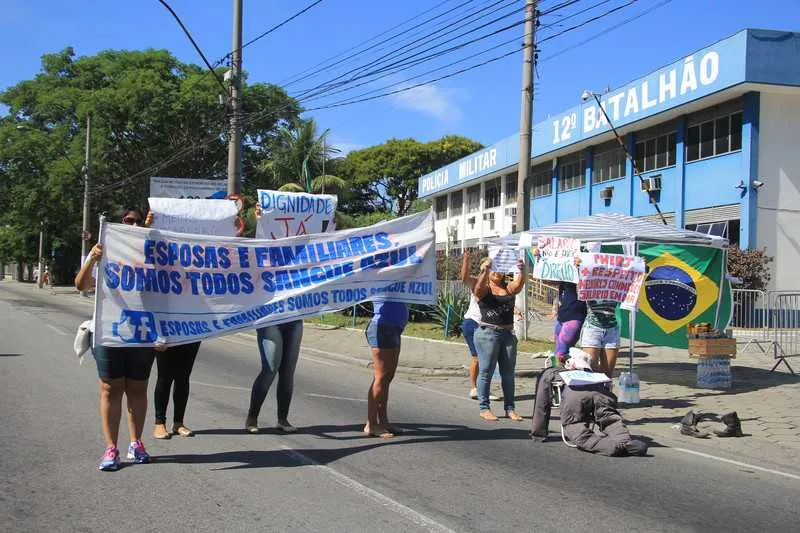 O movimento maior é em São Gonçalo, onde quatro tendas foram montadas na entrada do batalhão
