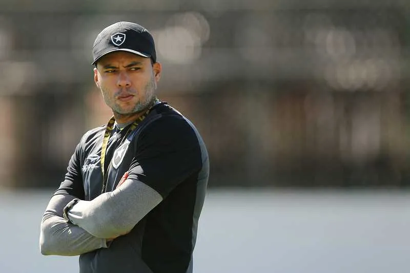 Zé Ricardo tem vantagem do empate no clássico, enquanto Jair Ventura (à direita) mantém suspense