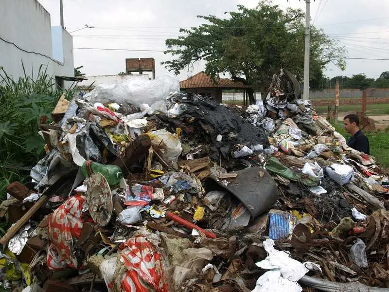 Lixo que está acumulado na cidade será retirado até amanhã