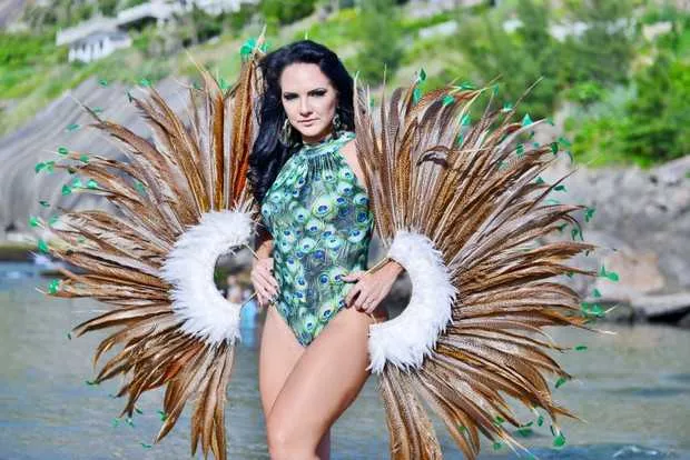 O carnaval 2017 tem um gostinho especial para Natalya Muniz. Longe dos desfiles oficiais das escolas de samba do Rio desde 2010, a ex-rainha de bateria da Acadêmicos do Sossego celebra o seu retorno à Marquês de Sapucaí sete anos após um episódio traumático: cruzar a avenida sem sua fantasia, depois de o estilista contratado não cumprir o combinado de entregar o "look" a tempo. "Estava prestes a realizar o sonho da minha vida, e tudo foi por água abaixo.