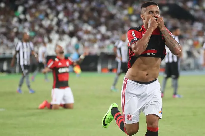 Guerrero marcou o primeiro gol do Rubro-Negro na vitória do clássico contra o Botafogo ontem