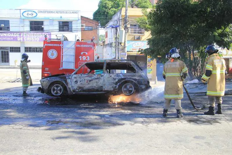 Veículo foi abandonado pelos ocupantes na Avenida Maricá