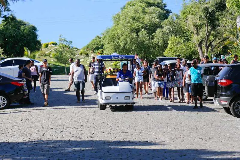 Familiares acompanharam o enterro no Parque da Paz ontem
