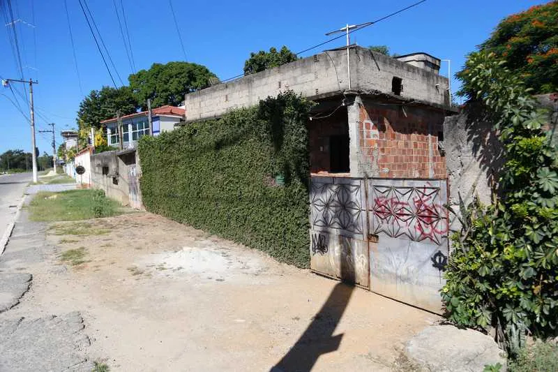Idoso foi encontrado morto na sala da casa ao lado de um bloco de concreto e pedaços de madeira
