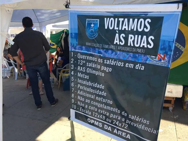 Na manhã desta segunda-feira (13), as manifestantes impediram a entrada de todos os militares, incluindo os que pertencem ao Rancho