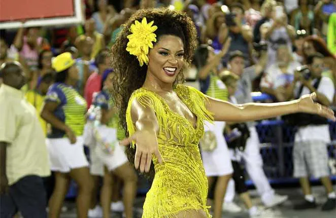 Em arquibancadas lotadas, o público aplaudiu a rainha da Unidos da Tijuca, Juliana Alves, na noite de domingo, no ensaio técnico da escola na Sapucaí. À frente da Bateria Pura Cadência pelo quinto ano consecutivo, a atriz esbanjou alegria, irreverência e samba no pé. A agremiação é a quarta a escola a desfilar na segunda-feira de Carnaval (27), com o enredo "Música na Alma", Inspiração de uma Nação. 
