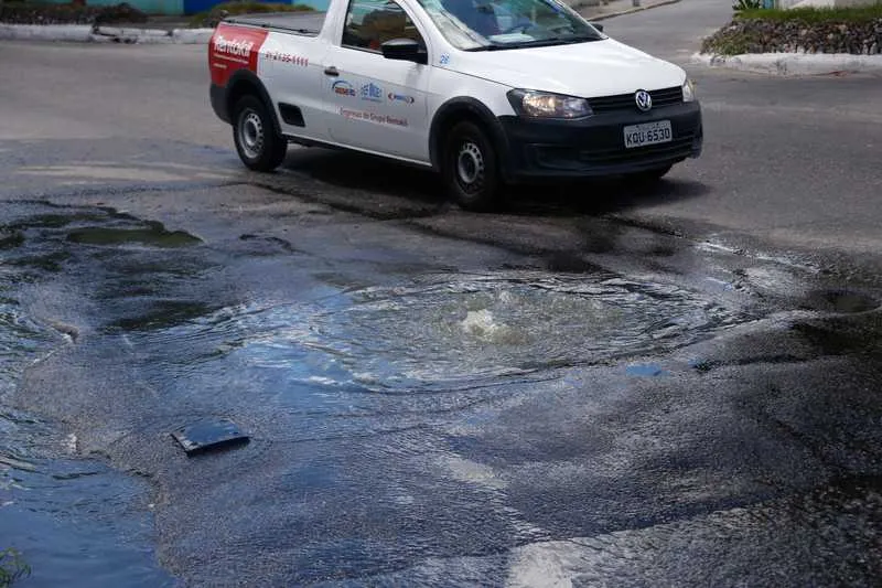 Esgoto começou a vazar, na manhã de ontem, na rua do Mutondo