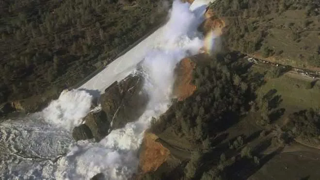 Imagem ilustrativa da imagem A barragem que ameaça romper nos EUA e levou à retirada de 130 mil pessoas de suas casas