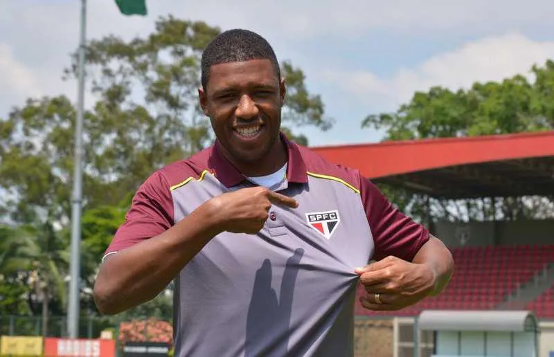 O volante Jucilei defenderá o São Paulo mas não pensa em reativar seu extinto clube de futebol em São Gonçalo