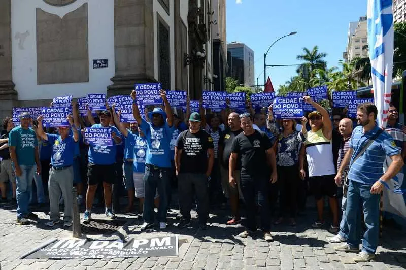 Servidores levaram faixas e cartazes para protesto na Alerj