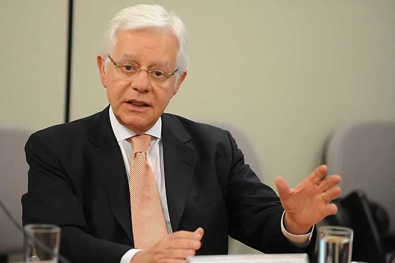 Decisão de Celso de Mello libera Moreira Franco para assumir