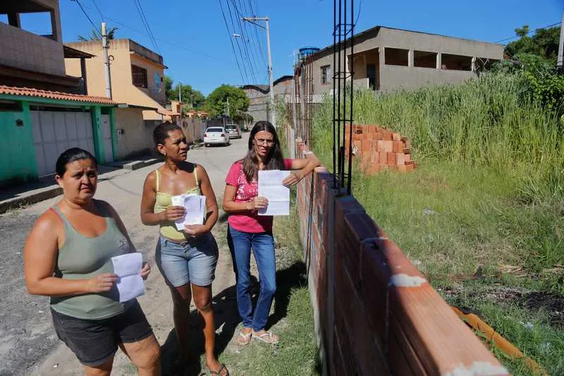 Moradores do condomínio culpam terreno abandonado por proliferação do mosquito Aedes aegypti