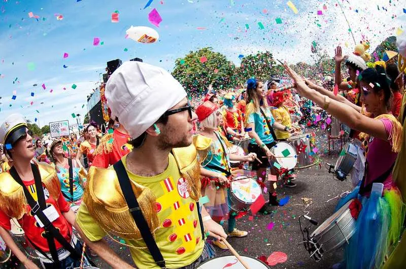 Ao todo, 28 blocos, a maioria deles nas ruas da cidade, vão animar os foliões durante o carnaval