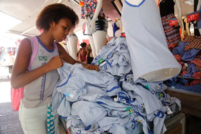 Estudantes estão comprando uniformes em lojas comerciais para frequentarem as escolas