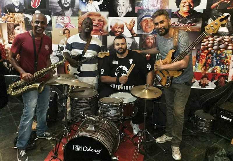 Há 6 meses, em uma reunião na casa do Moisés, o grupo decidiu expor o seu gosto musical para cidade.