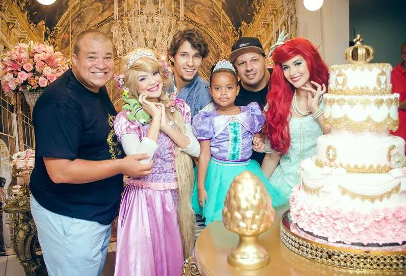 Valentina e sua linda festa preparada pelos pais João e Vinicius