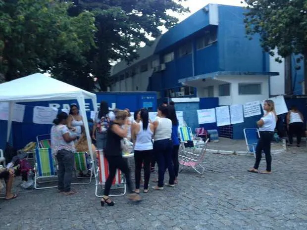 Familiares de policiais do 25º BPM (Cabo Frio) deixaram a porta do quartel na noite de quarta-feira