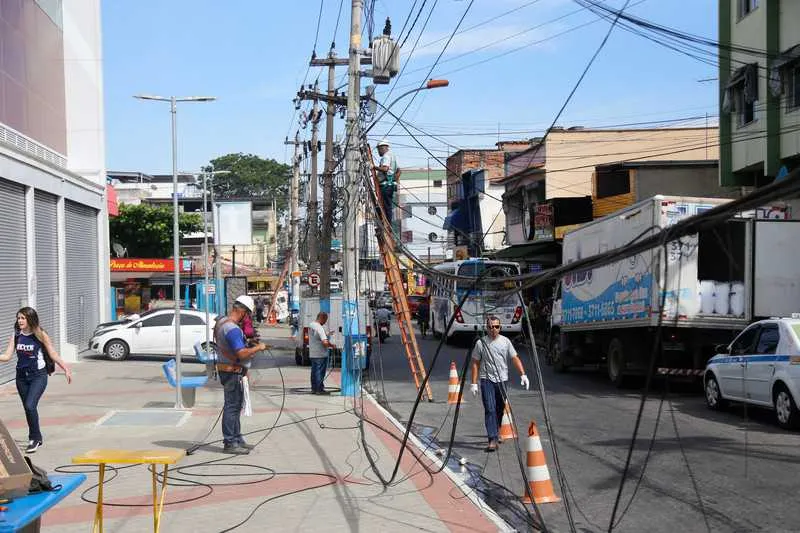 Pombo pousou em fio de alta tensão e, com o impacto, uniu os fios, causndo o curto na rede