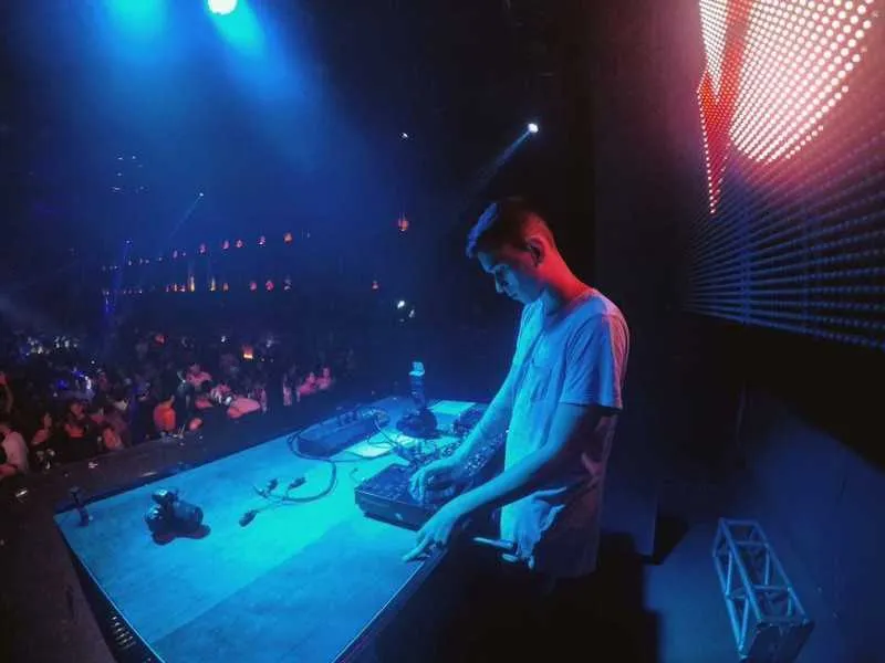 Com apenas 19 anos, o DJ lançou websérie no youtube